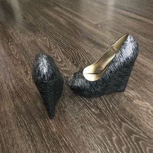STEVE MADDEN Black x Silver Peek Toe Wedge